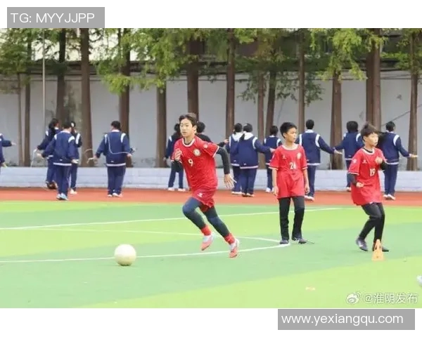 年轻时的足球明星们如何在绿茵场上书写传奇人生与辉煌成就