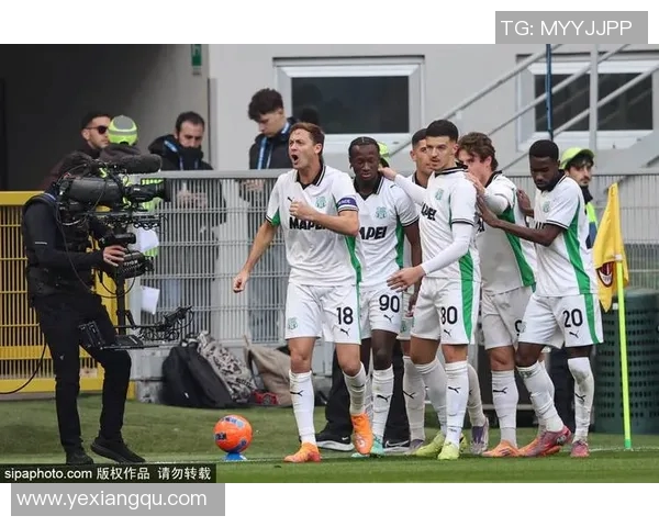 夜店狂欢与绿茵场的交织足球明星的双重生活揭秘