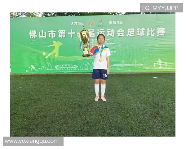 足球明星与手环女孩的甜蜜瞬间展现青春活力与梦想追逐